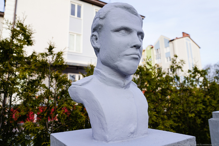 В Чкаловск вернули бюсты лётчиков после реставрации. Вот как они теперь выглядят