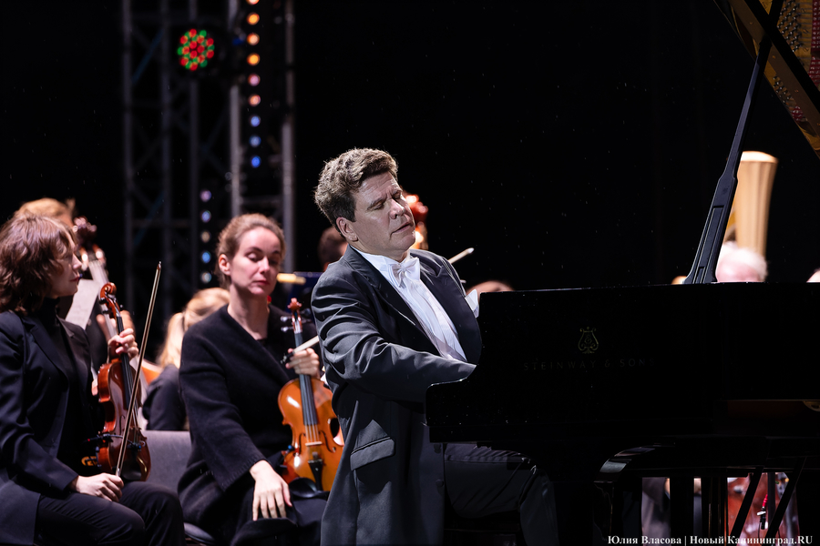 Бурлеска под дождём: Денис Мацуев выступил на острове Канта (фото)