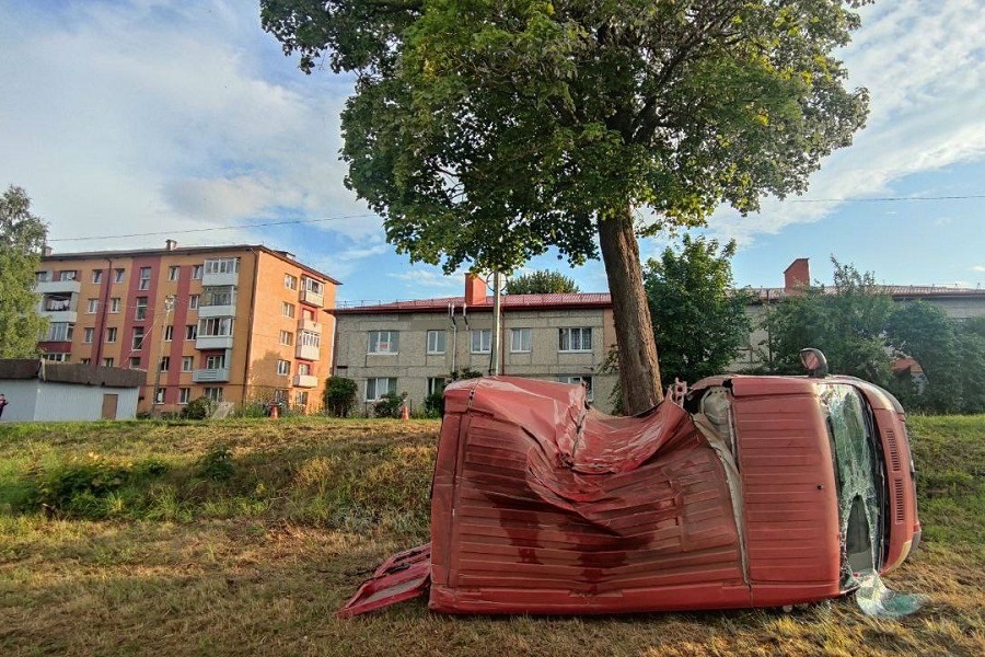 В Полесске «Ситроен» врезался в дерево и опрокинулся, пострадали двое (фото)