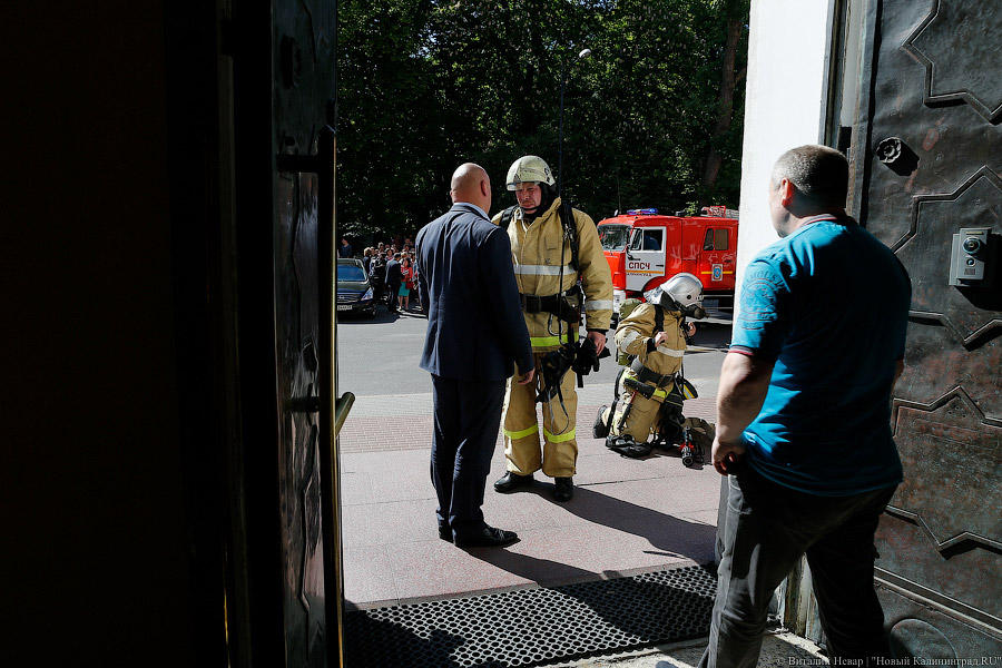 «Шланги, сирены, селфи»: как на Дмитрия Донского, 1, учились спасать всех врио
