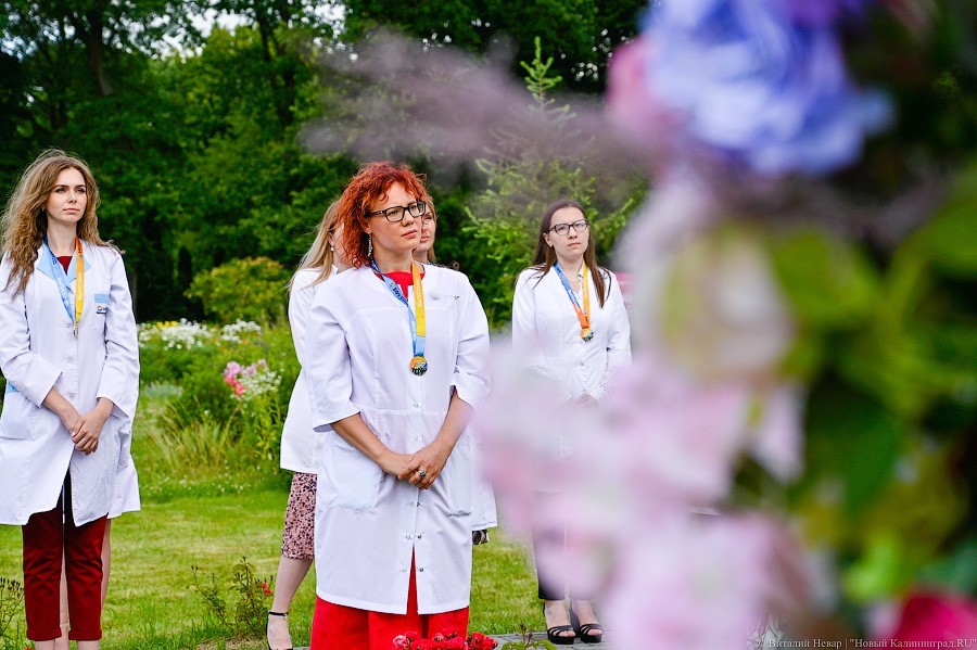 Как проходит вручение дипломов выпускникам БФУ в Ботаническом саду (фото)