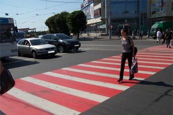 Опасные пешеходные переходы окрасят в красно-белую полоску