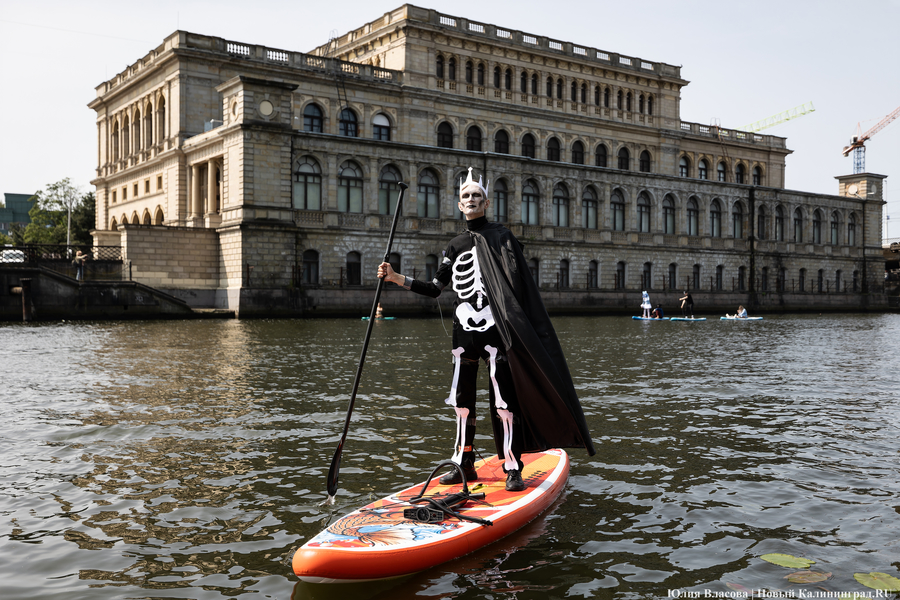 Царевны и богатыри на сапах: как в Калининграде прошёл костюмированный заплыв (фото)