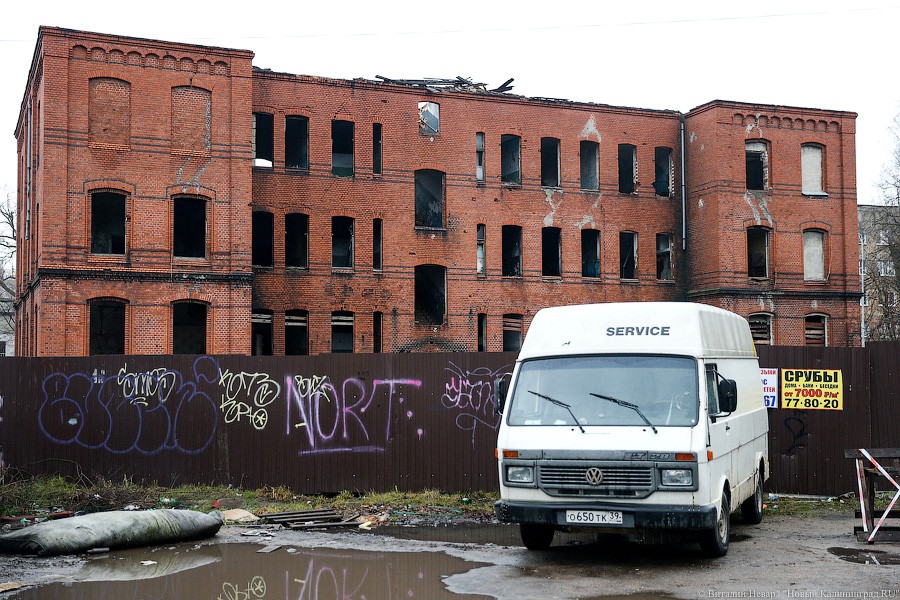 Экскаватором по Гёте: как сносят довоенное здание на Томской (фото, видео)