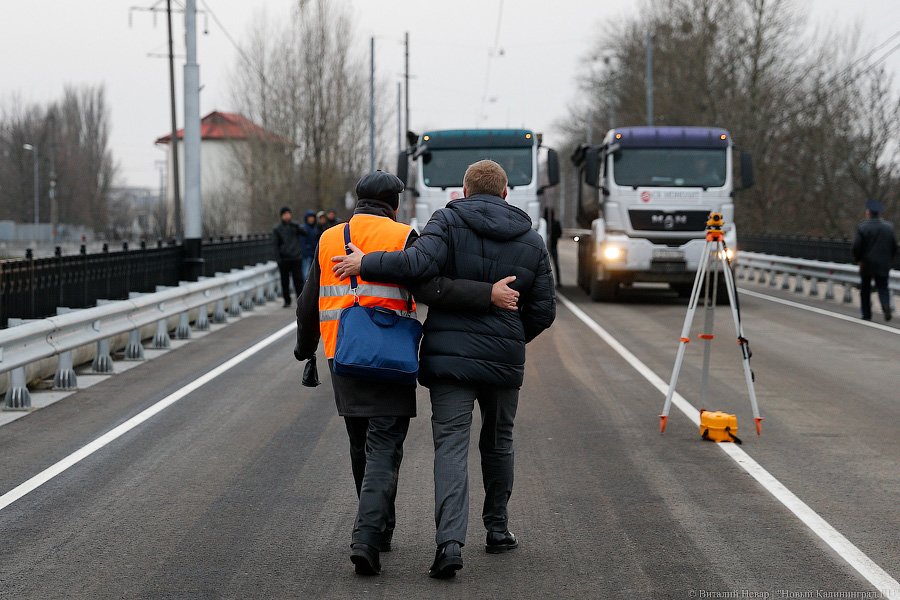 Двухполосный и антипешеходный: после ремонта открылся мост на Суворова (фото)