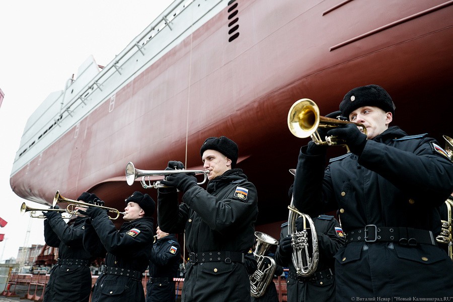 Шампанского «Командору»!: в Калининграде спустили на воду новый траулер