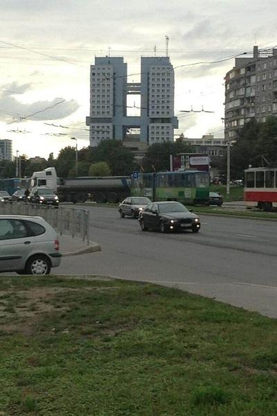 На Московском проспекте фура заблокировала движение трамваев (фото)