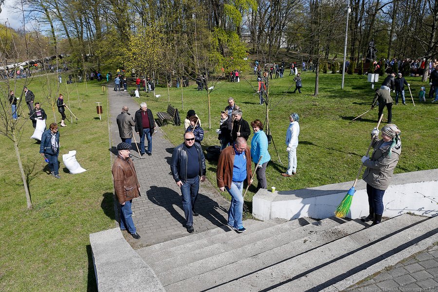 С метлой в руках: в парке Победы прошёл общегородской субботник