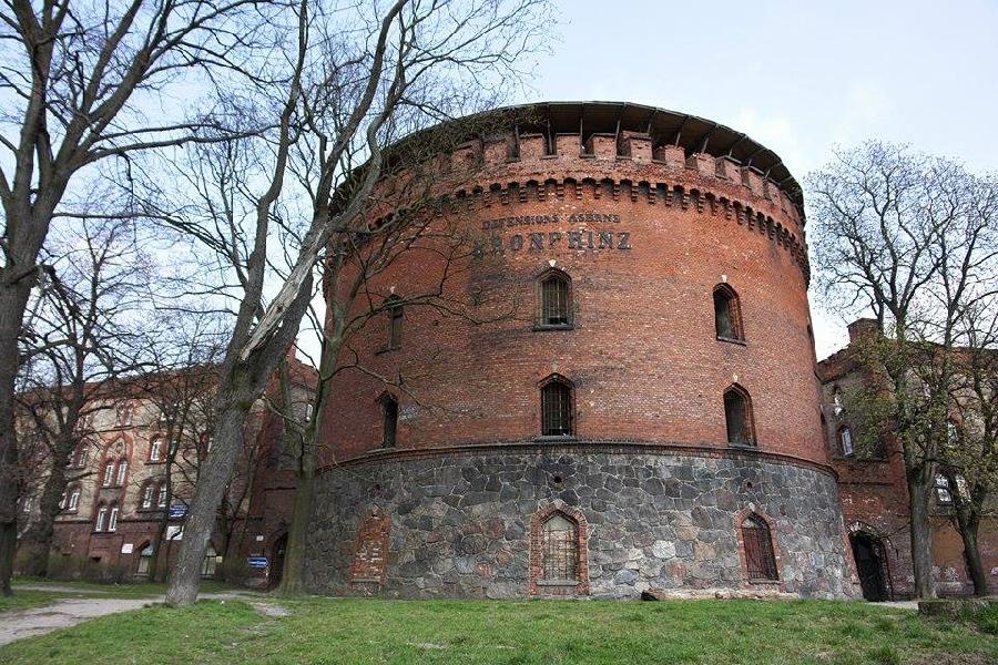 Из-за прорыва трубы затопило Литовский вал возле «Кронпринца»