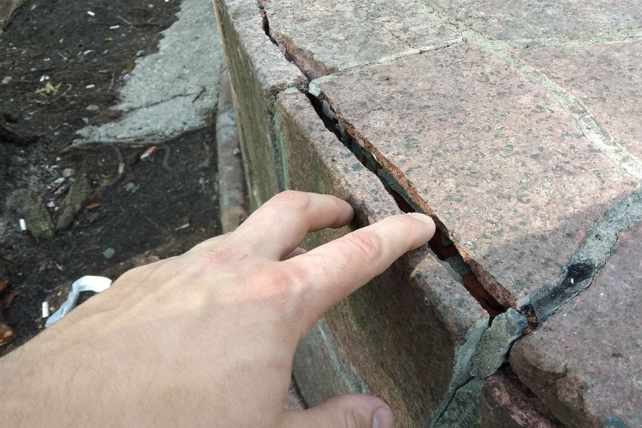 В Калининграде разрушается памятник профессорам «Альбертины» (фото)