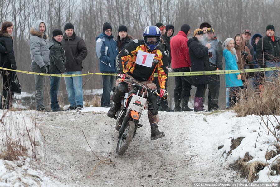 «Пингвиньи гонки»: фоторепортаж с зимнего мотокросса