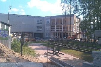 Недоделки, брак и больное падение: как губернатор стройку школы в Полесске проверял