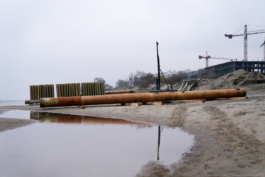 Серферы против гребенок: в Зеленоградске начали установку 40-тонных волноломов (фото)