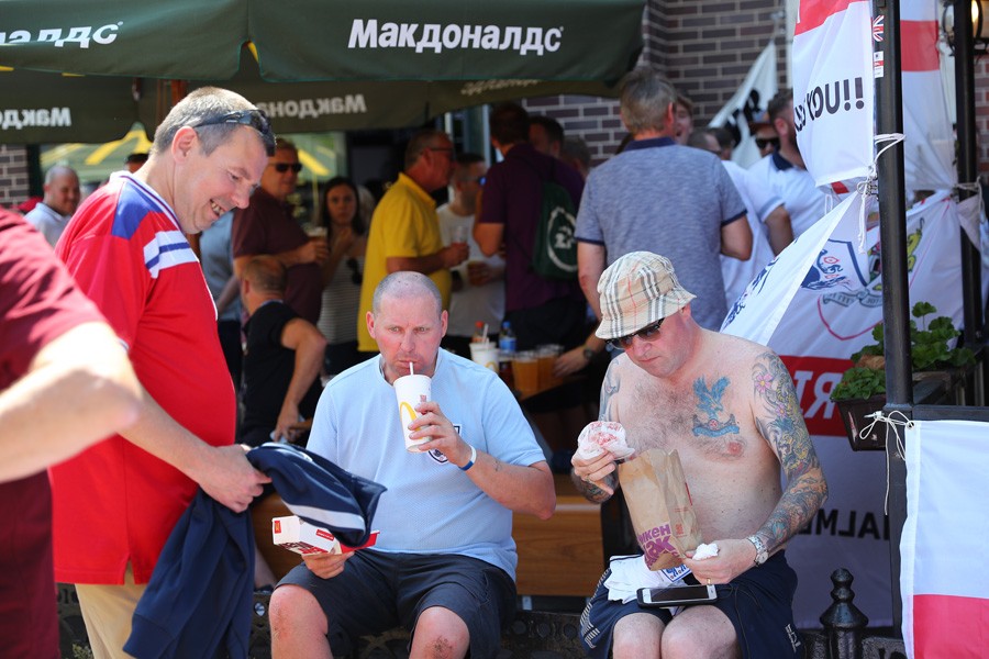Captain Vodka: болельщики сборных Англии и Бельгии на улицах Калининграда (фото)