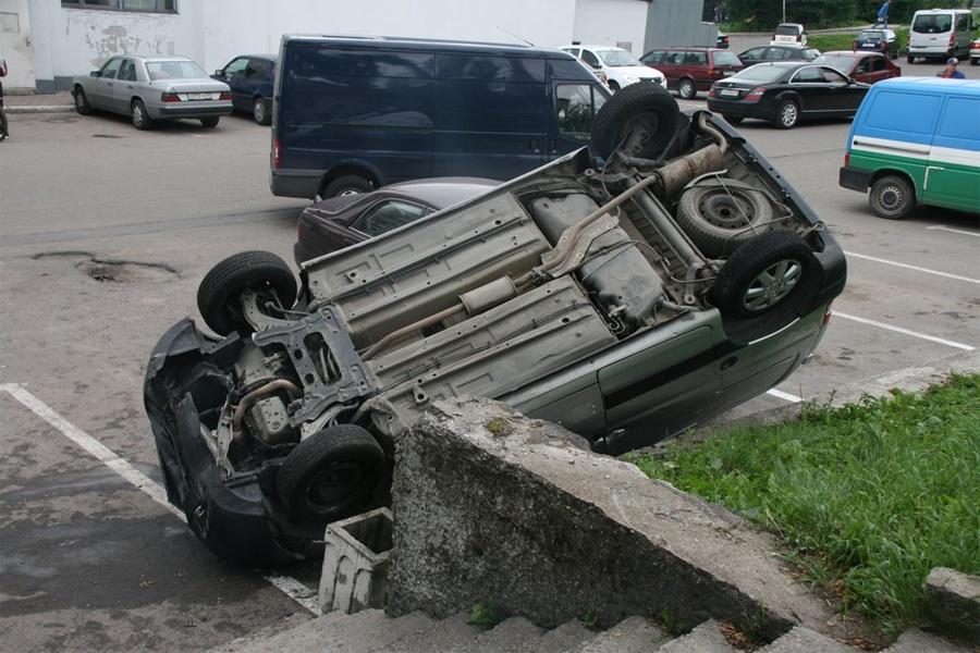 На ул. Горького «Ситроен» скатился по склону и упал на машину на парковке (фото)