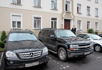 Ветошкин предложил эвакуировать машины, припаркованные депутатами у облдумы