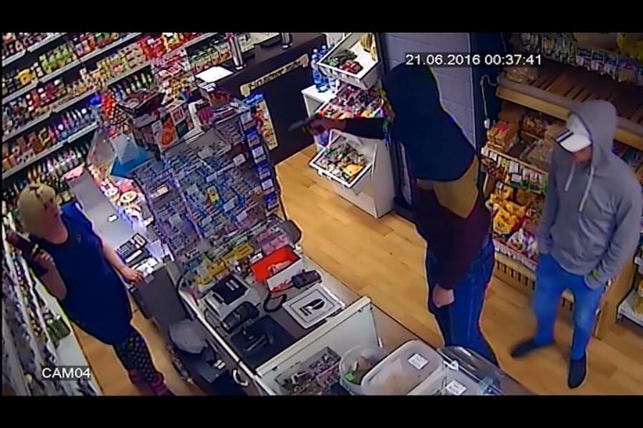 Полиция просит помочь в розыске подозреваемых в разбойном нападении на магазин 