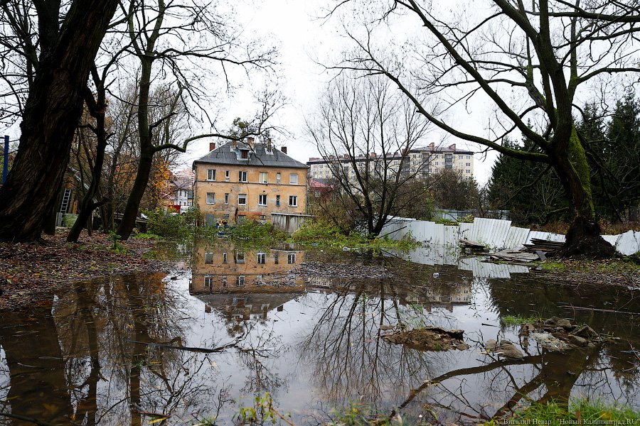 Водный мир на Орудийной: в Калининграде тонет в болоте жилой дом