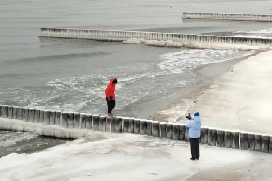 Власти Зеленоградского округа напомнили о запрете выхода на лёд на берегу моря