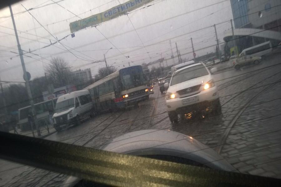 В районе Южного вокзала образовалась пробка из-за поломки автобуса и троллейбуса (фото)