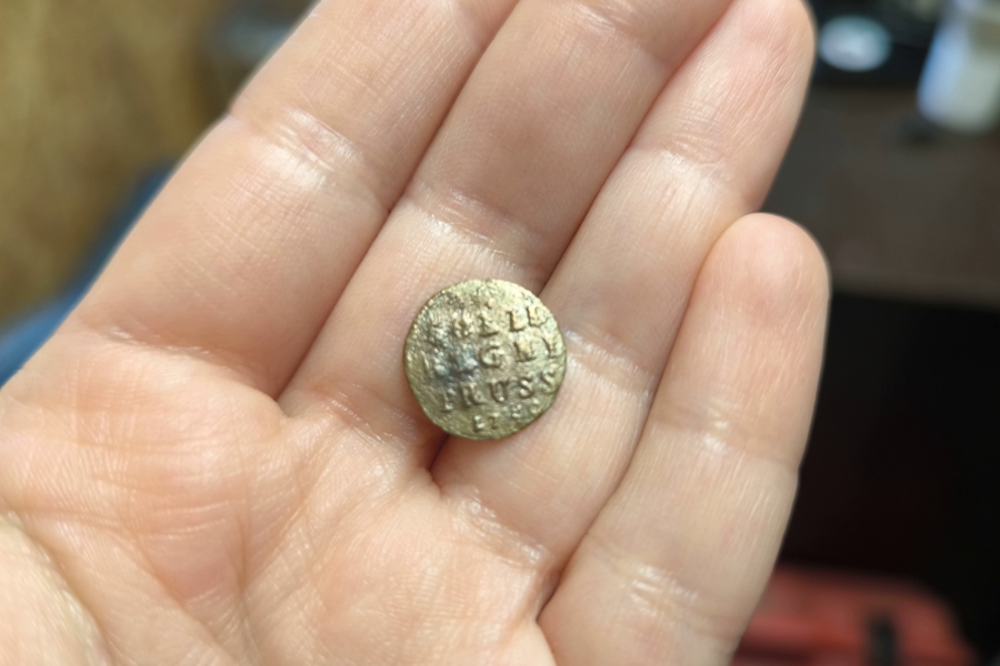 Археологи нашли у Фридрихсбургской крепости монету с вензелем Елизаветы (фото)