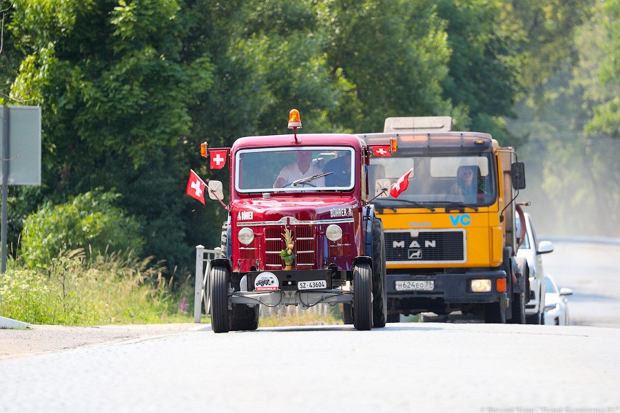 Zwei vodka!: интервью болельщиков, приехавших из Швейцарии на тракторе