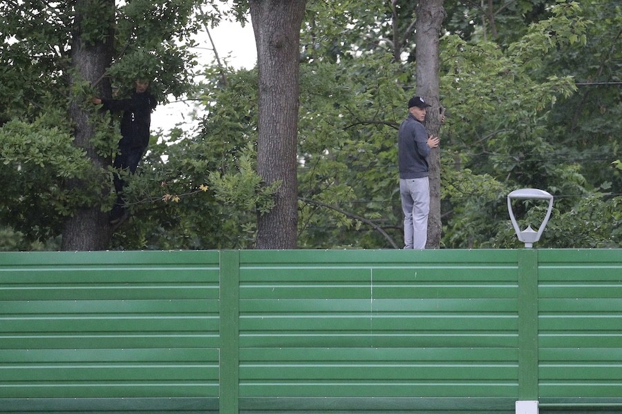 Калининградцы залезли на дерево, чтобы увидеть тренировку сборной Испании (фото)