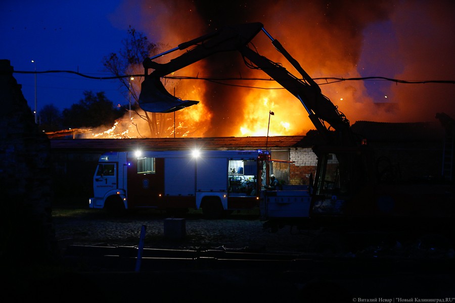 Черный четверг: пожар уничтожил склады на проспекте Калинина (фото) 