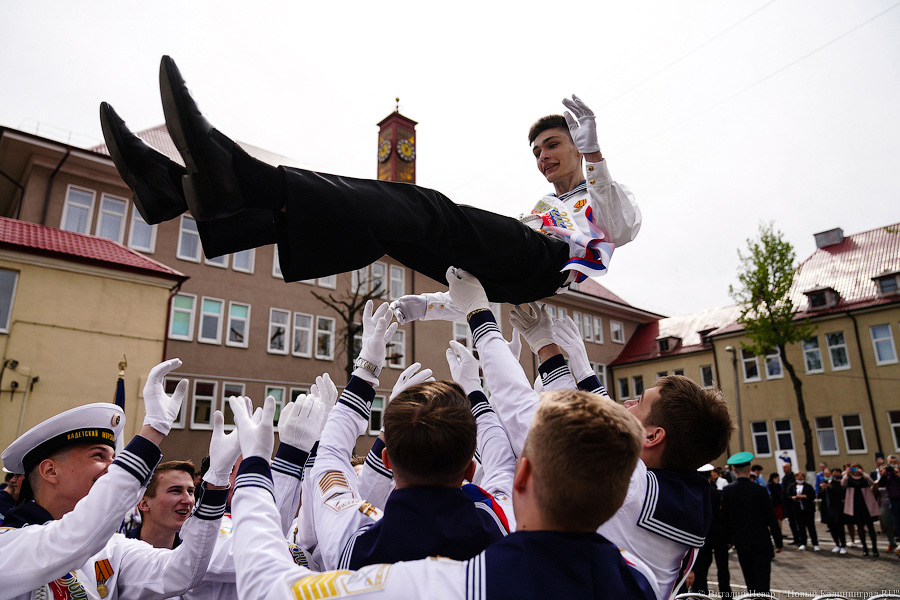 Вальс и дистанция: «Последний звонок» в калининградском кадетском корпусе (фото)