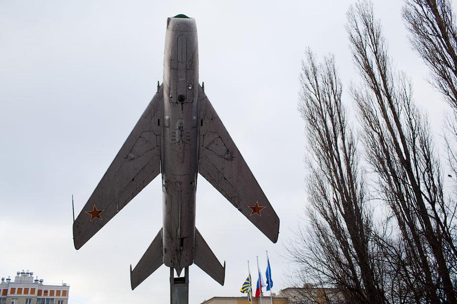 На ветру: как прошло торжественное открытие наполовину готового сквера