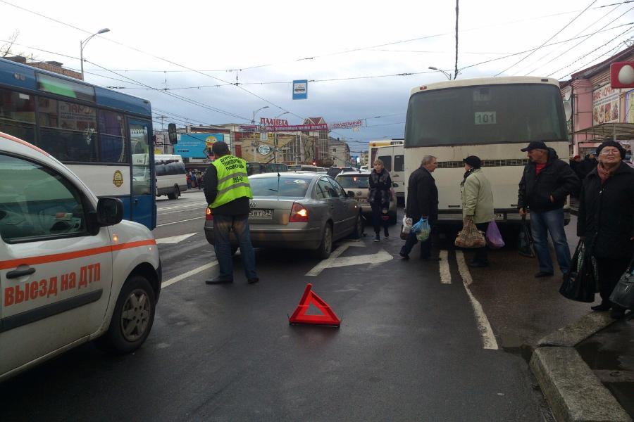 В центре Калининграда произошло тройное ДТП с участием автобуса (фото)