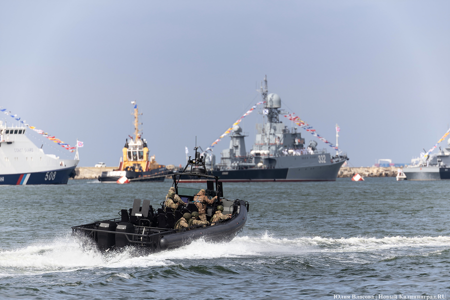 День ВМФ в Балтийске: как прошел парад кораблей Балтфлота (фото)