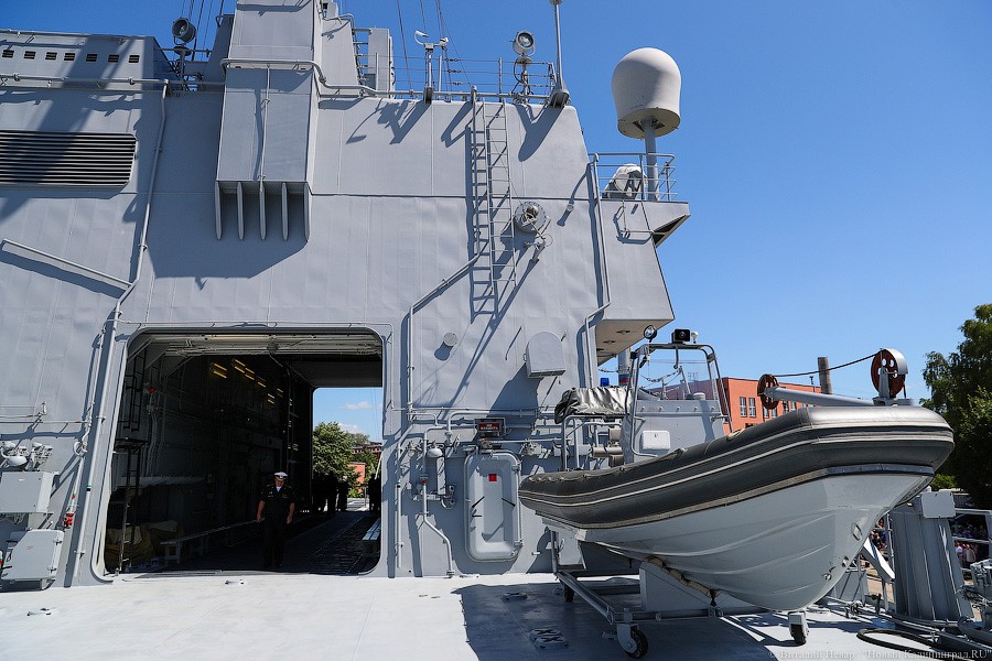 Трудный путь во флот: на БДК «Иван Грен» подняли Андреевский флаг