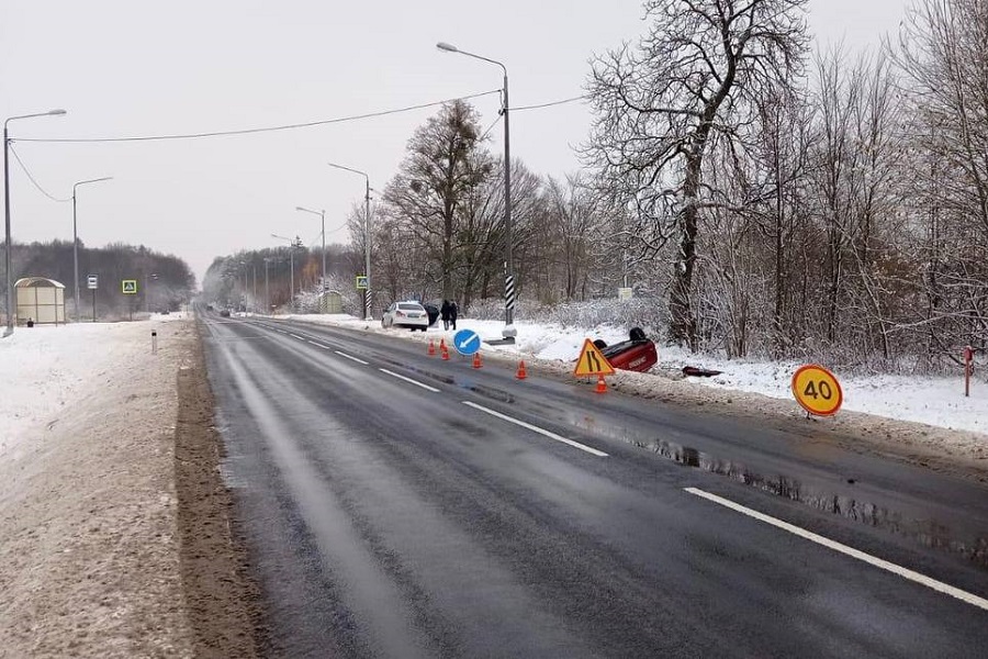Из-за совершавшего обгон водителя встречное авто оказалось в кювете, пострадали люди (фото)