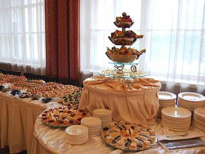 Кейтеринговая компания «РУССКИЙ ПИР» предлагает спектр услуг выездного ресторанного обслуживания