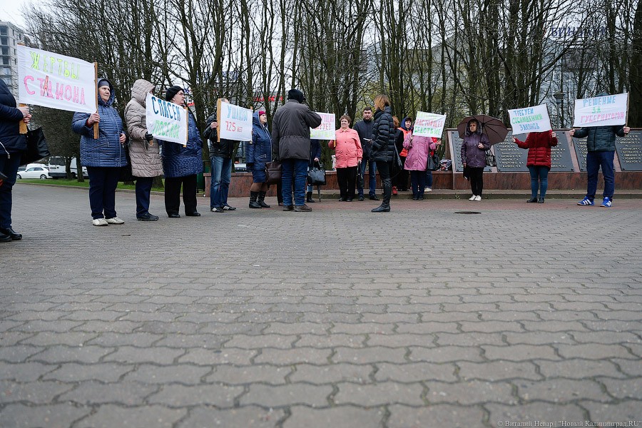 «Жертвы стадиона»: жители Ушаково протестуют против песчаных карьеров (фото)