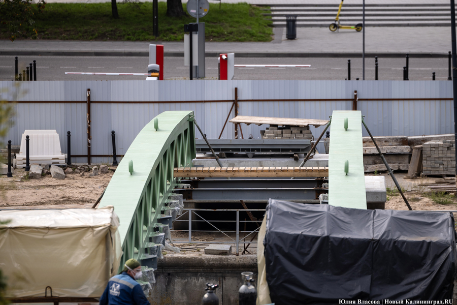 От «Юности» до Канта: в Калининграде монтируют арочный пролёт Философского моста (фото)