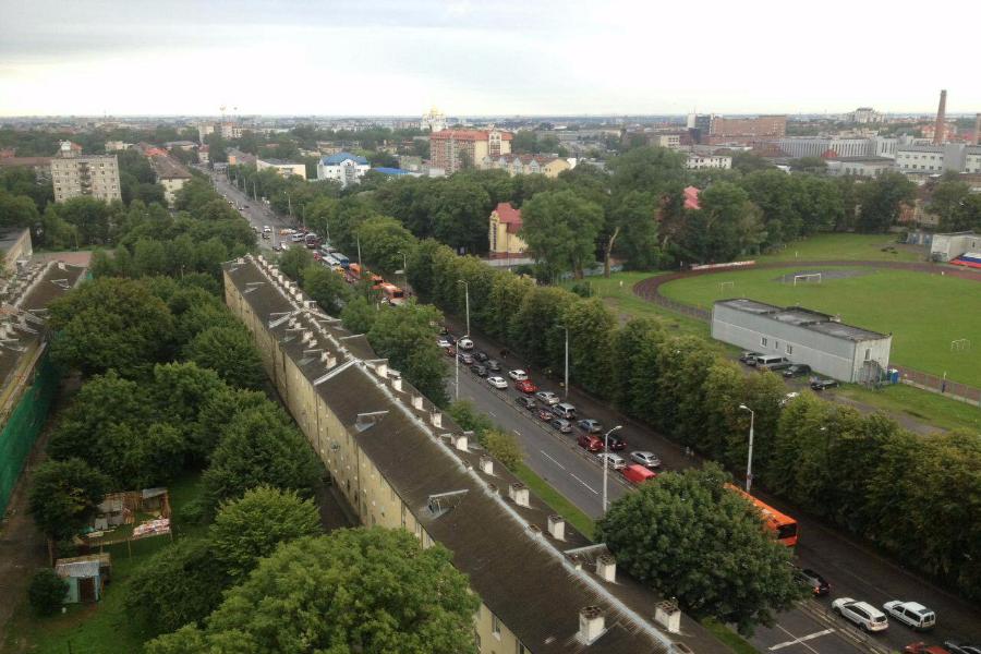 Очевидцы: пробку на Горького водители объезжают по тротуарам