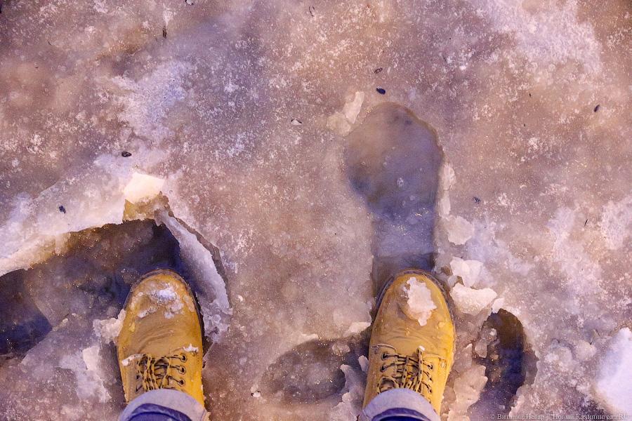 Ледовый остров: под второй эстакадой прорвало трубопровод (фото)