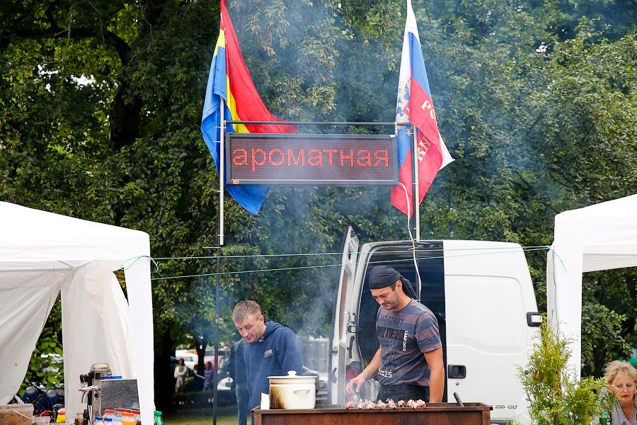 Картофельные кишки и шашлык на вилах: чем кормили на День города