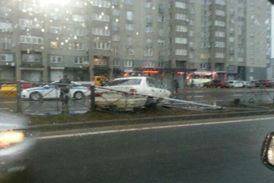 На ул. Гайдара «БМВ» сломал ограждение, «вылетев» на разделительную полосу (фото)