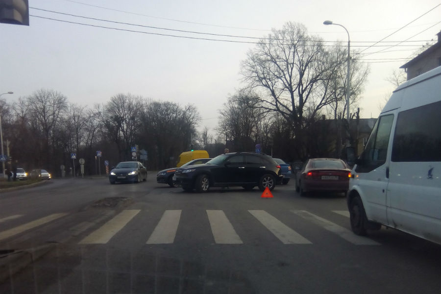 Столкнувшиеся авто частично перегородили Гагарина (фото)