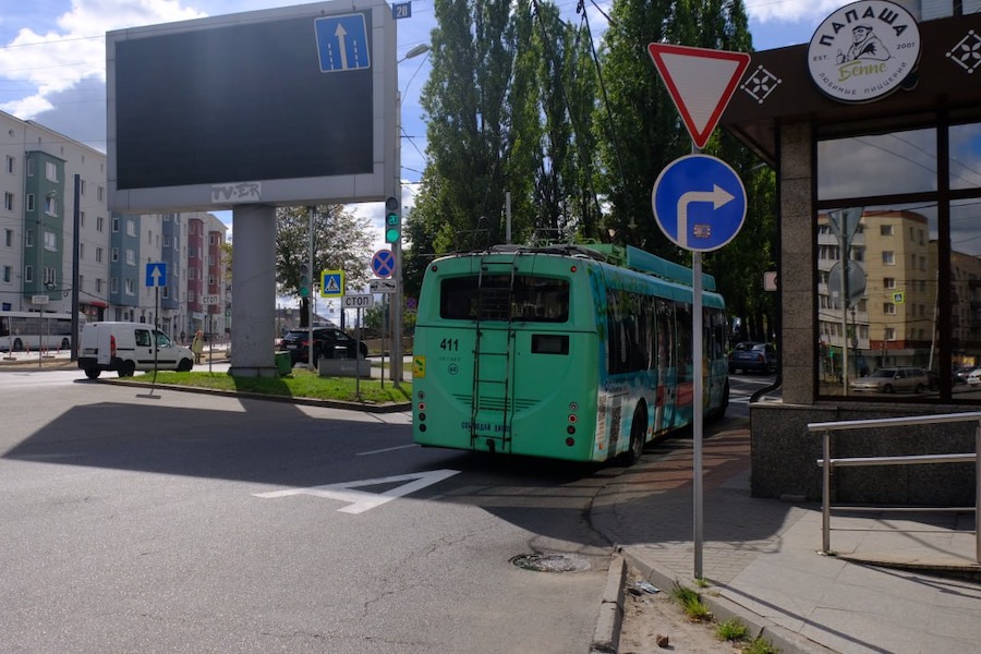 На Тополиной аллее появилась первая в Калининграде выделенная полоса для автобусов (фото)
