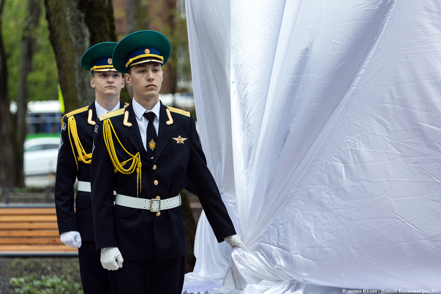 У здания областного правительства открыли памятник ФСБ (фото)