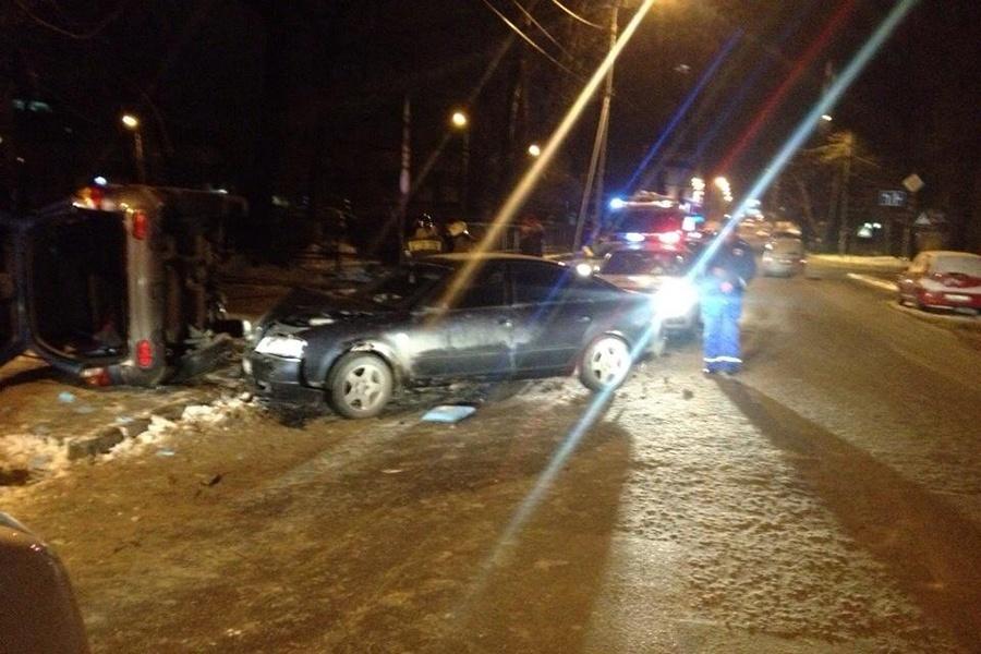 В Калининграде во время ДТП перевернулся автомобиль (фото)