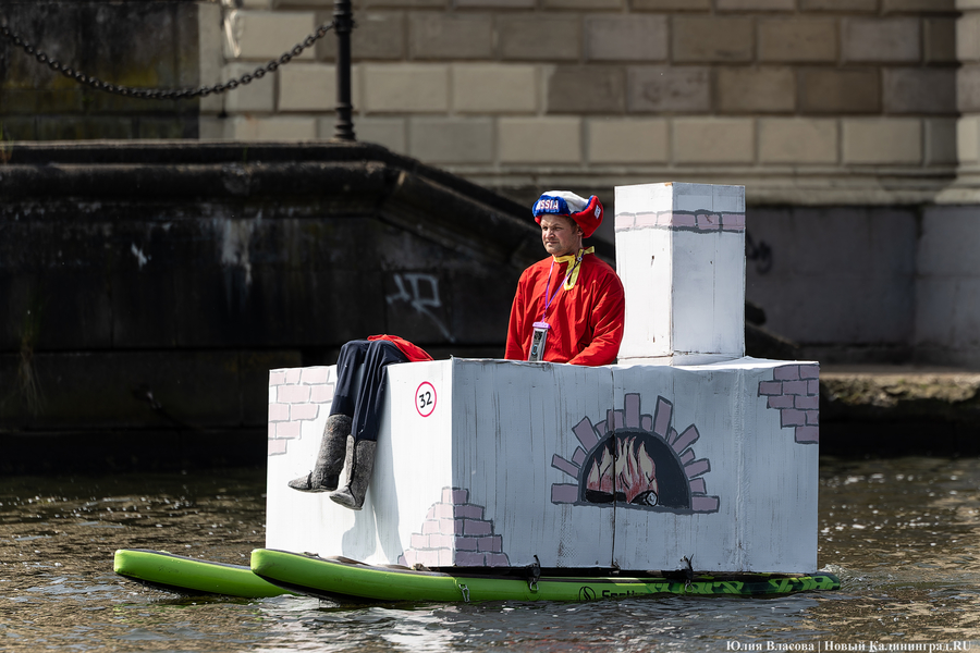 Царевны и богатыри на сапах: как в Калининграде прошёл костюмированный заплыв (фото)