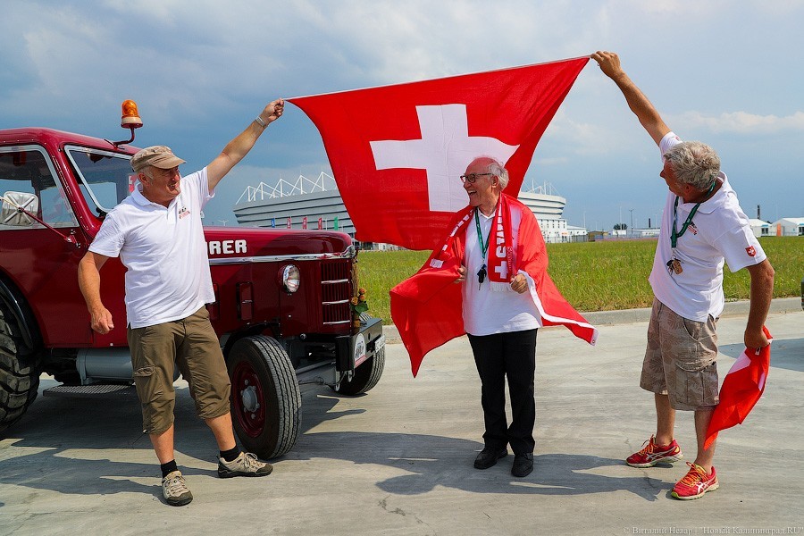 Zwei vodka!: интервью болельщиков, приехавших из Швейцарии на тракторе