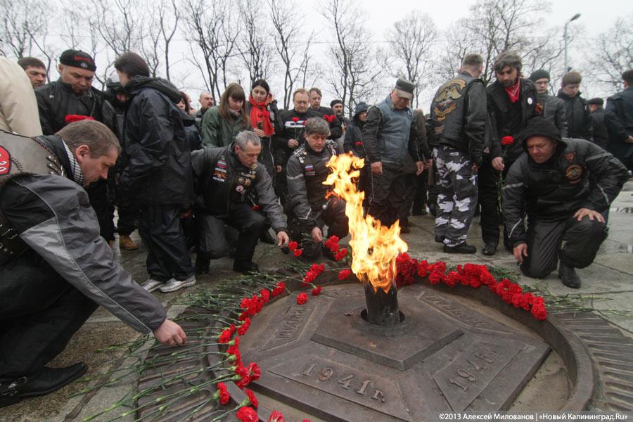 «С венком и шумом на Бранёво»: калининградская делегация отправилась в Польшу