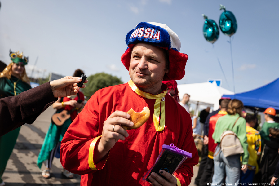 Царевны и богатыри на сапах: как в Калининграде прошёл костюмированный заплыв (фото)