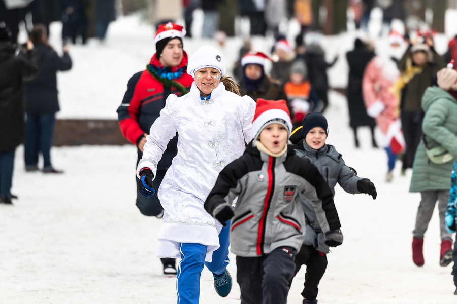 Цвет настроения — красный: на острове Канта прошёл благотворительный забег Дедов Морозов